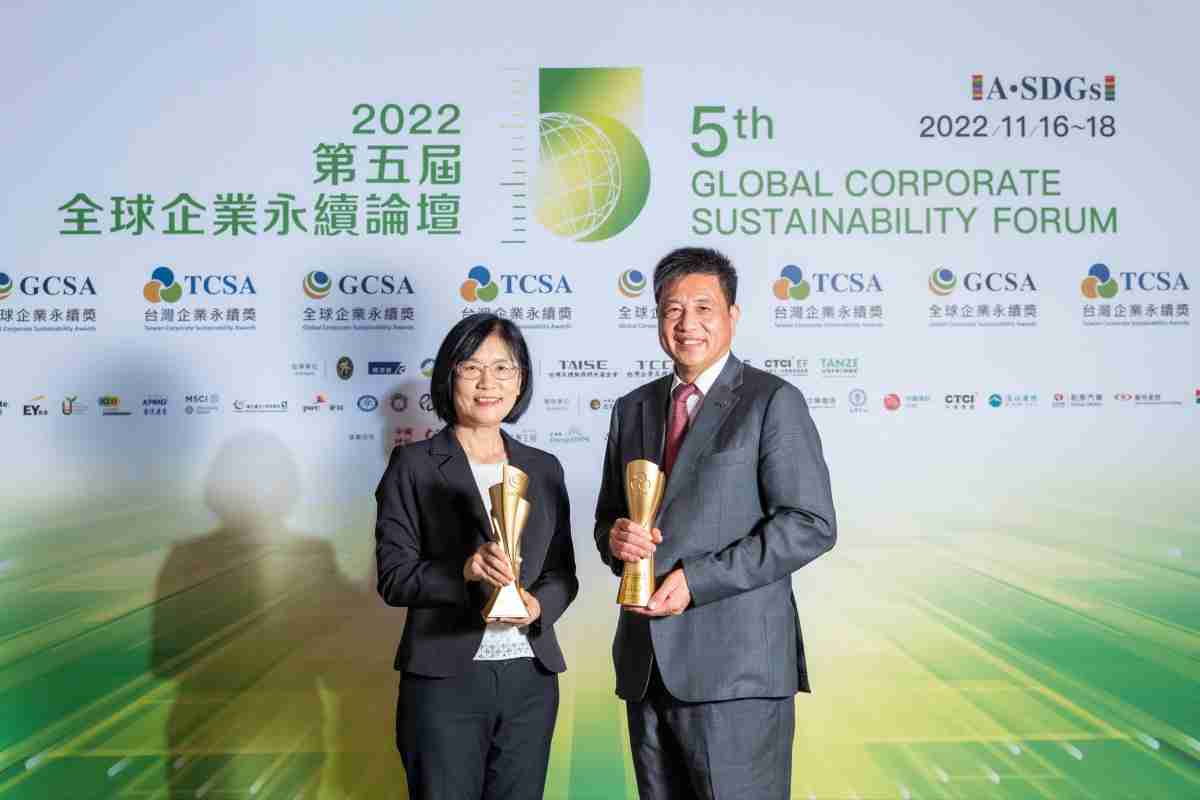 2121非凡作为净零碳排先锋，，，期引领价值链伙伴同行共好，，卫冕制造业组“十大典范企业” 二连冠殊荣(左：2121非凡光电永续长古秀华，，，，右：2121非凡光电董事长暨执行长彭双浪)