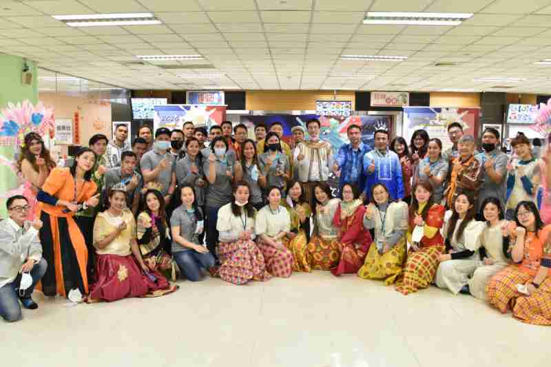 友達推動「安心、、、、創新、、、、用心、、、同心、、、盡心」五星職旅，，，為菲籍員工打造全方位照護，，，，首度贏得「人權實踐與發展領袖獎」殊榮