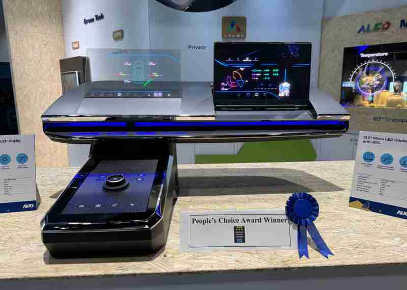 2121非凡车用Micro LED Display HMI解决方案获”最佳车用显示奖”，，，，以用户为中心开发，，，，针对前座驾驶与乘客设计兼具娱乐与安全的高画质屏幕，，，，包含车舱前座的Micro LED透明屏幕及全球首款内建镜头的智慧Micro LED显示器