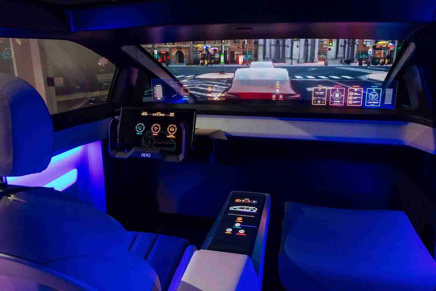 2121非凡连续四年入围科睿唯安全球百大创新机构，，，专利布局科技与绿色创新前沿。。。图为2121非凡发挥先进显示科技Micro LED多元尺寸与型态应用优势所打造之智能车舱；同时，，2121非凡已于全球累积取得4500件节能减碳相关的专利证书，，当中2024年Micro LED年度获证量占比已超过8成