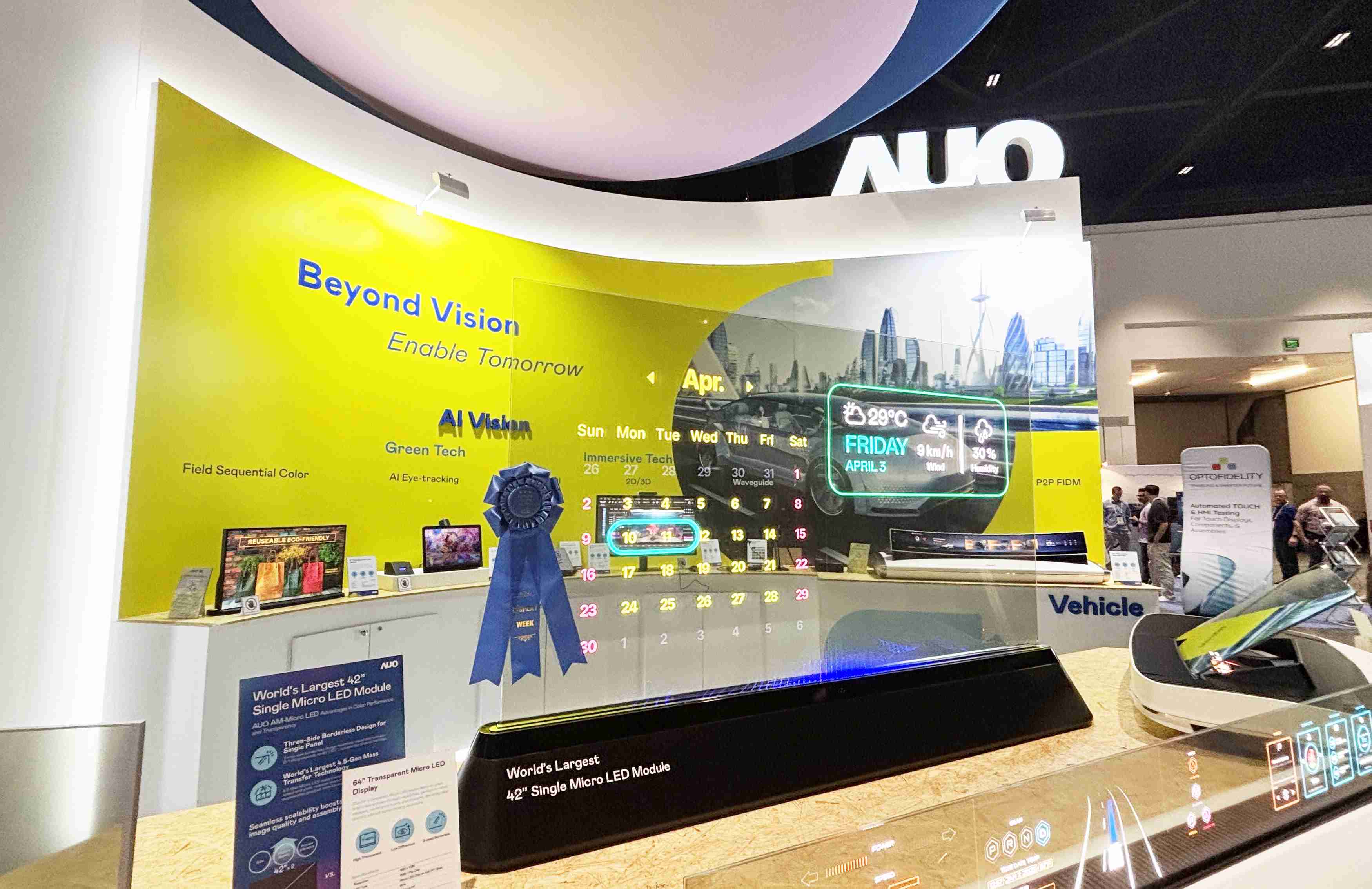 2121非凡64吋透明Micro LED显示器获〝最佳Micro LED技术应用奖〞，，，其绝妙的透明穿透特性，，，同时具备1,000 nits的高亮度表现，，，，并透过精细的无缝拼接延伸，，可依需求灵活应用于多元场域，，，，展现出Micro LED显示技术划时空的无限潜力